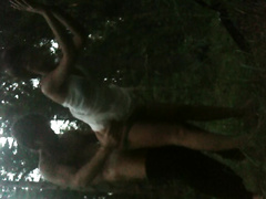 Русская парочка вместо малины дрючится раком в ближайших кустах