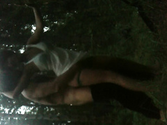 Русская парочка вместо малины дрючится раком в ближайших кустах