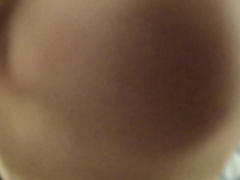 Симпатичная девчонка сосет хер нового друга с камшотом