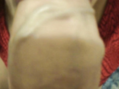 Симпатичная девчонка сосет хер нового друга с камшотом