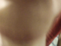 Симпатичная девчонка сосет хер нового друга с камшотом