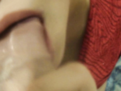 Симпатичная девчонка сосет хер нового друга с камшотом