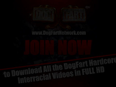 Кудрявая негритянка наслаждается сексом в магазинчике глорихоле