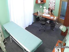 Врач на рабочем месте учить брюнетку с косой заниматься оральным сексом