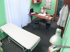 Медсестра соблазняет на секс пациента от скуки