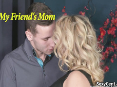 Парень шарахает грудастую жену соседа и кончает ей в манду