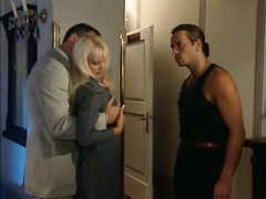 Поделился дырами жены с новым работником