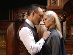 Монашка оплатила за помощь киской и анусом