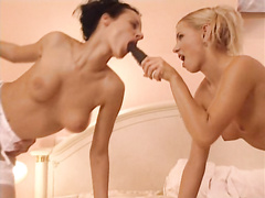 Молодой человек имеет во сне двух красоток