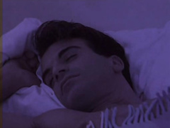 Молодой человек имеет во сне двух красоток