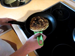 Оттрахали на кухне и заставили поесть пышек со спермой