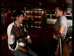 Водитель трахает дочь хозяина гостиницы