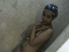 Парень снимает свою любимую на телефон в душе